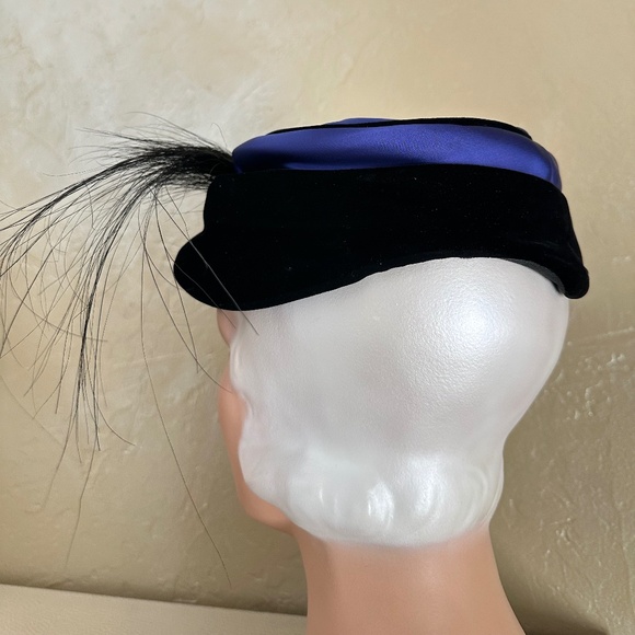 STATELY 1950s\' DESIGNER BLACK VELOUR/BLUE SATIN HAT + LONG FEATHERS main image 7